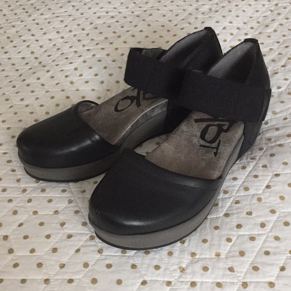 OTBT Closed Toed Wedges